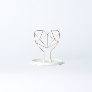 Coxet wire heart ceramic jewelry holder